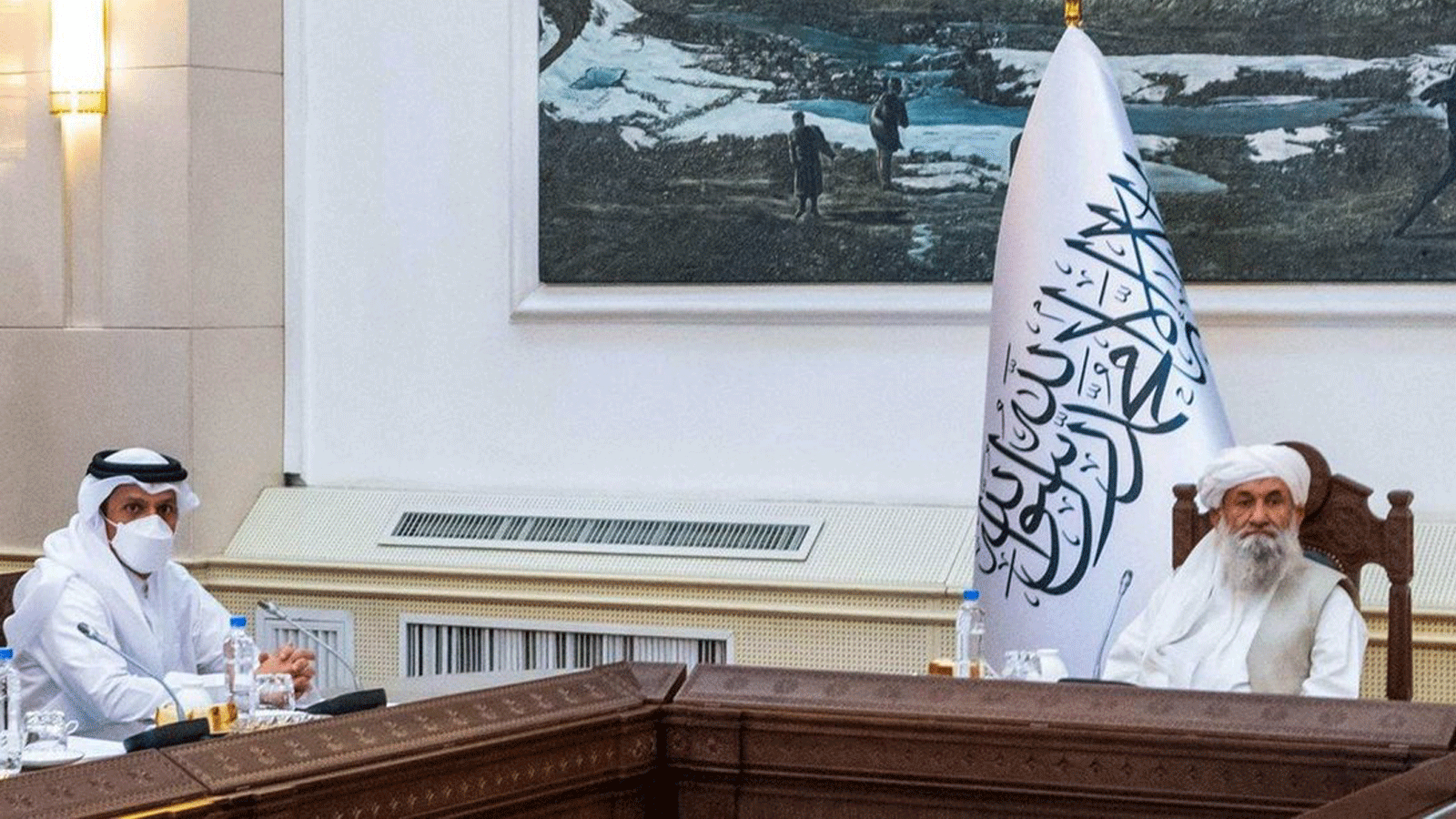 وزير الخارجية القطري الشيخ محمد بن عبد الرحمن آل ثاني، إلى اليسار، ورئيس الوزراء الأفغاني الملا محمد حسن أخوند في كابول أفغانستان. 