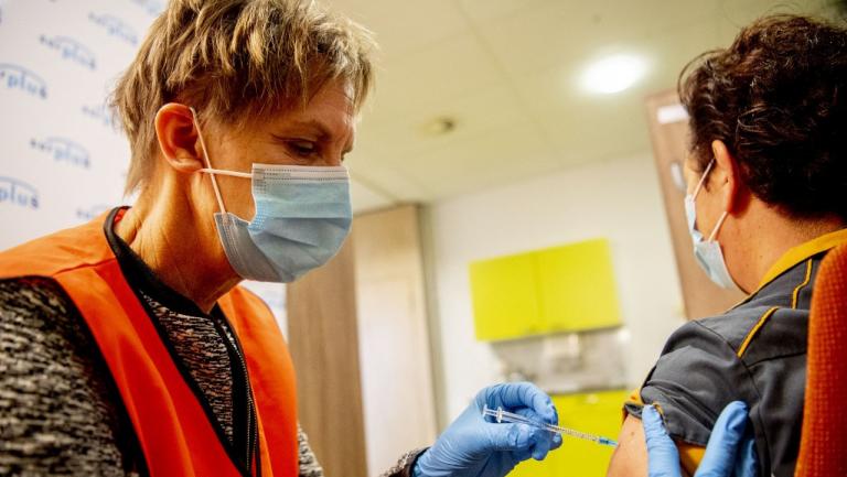 رجل يتلقى جرعة من اللقاح في بريدا في هولندا في 26 تشرين الأول/نوفمبر 2021