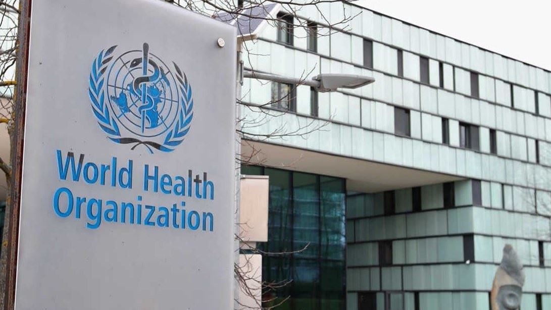 شعار منظمة الصحة العالمية أمام أحد مقراتها