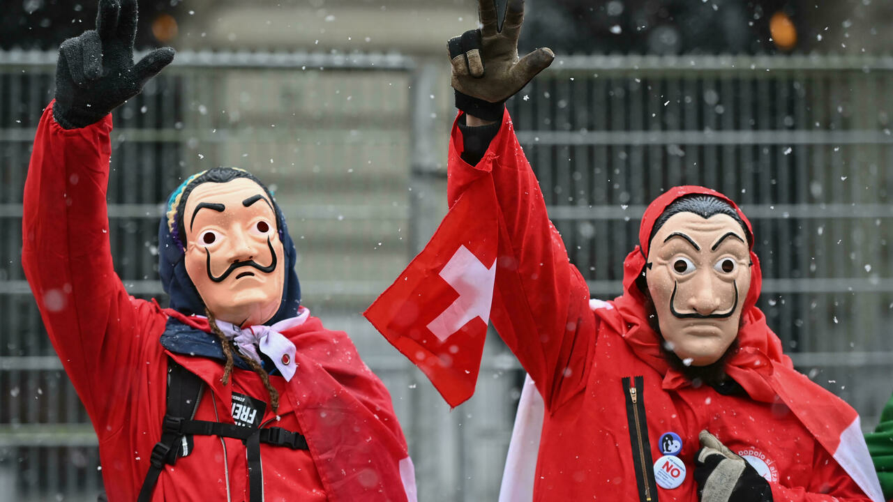 من التظاهرات المعترضة على بطاقة التطعيم أمام البرلمان السويسري الأحد