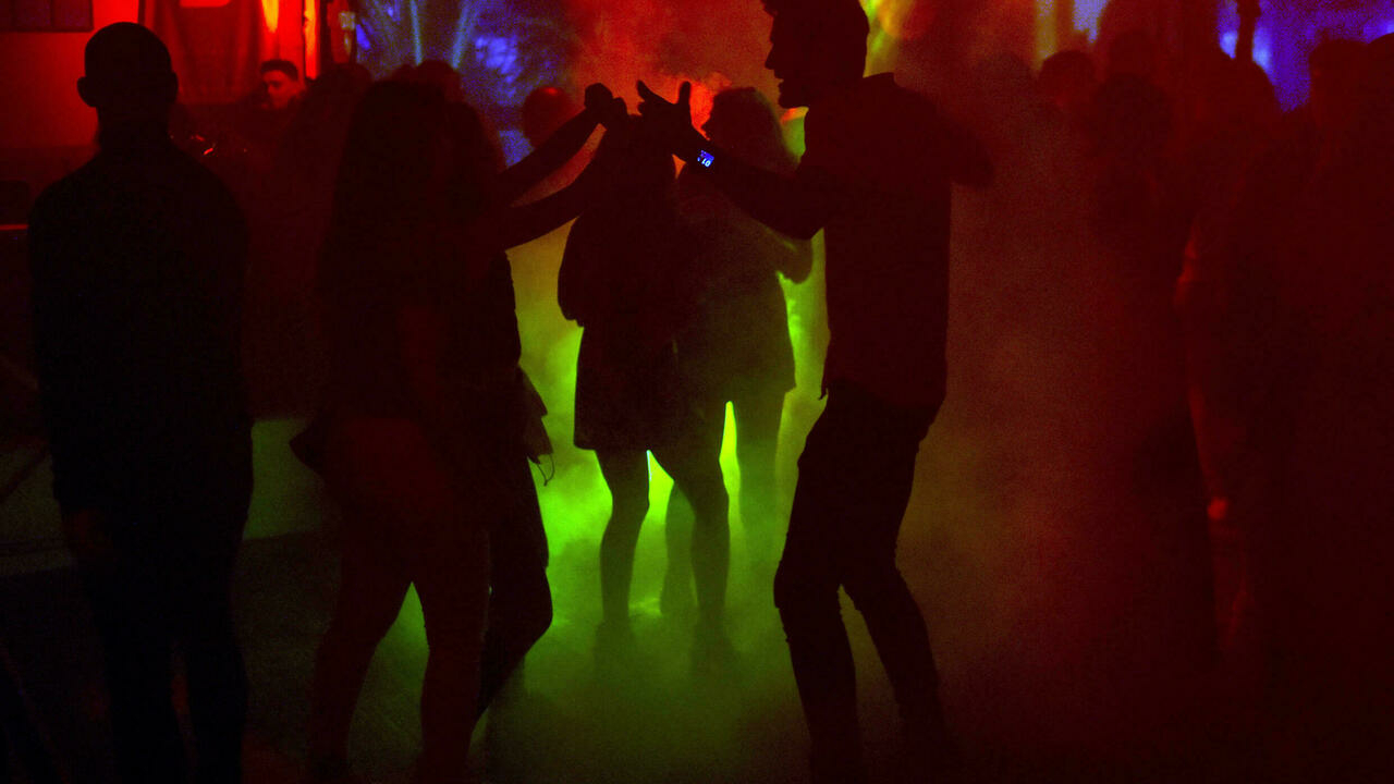 شباب يرقصون في إحدى علب الليل في فرنسا في تموز/يوليو 2021