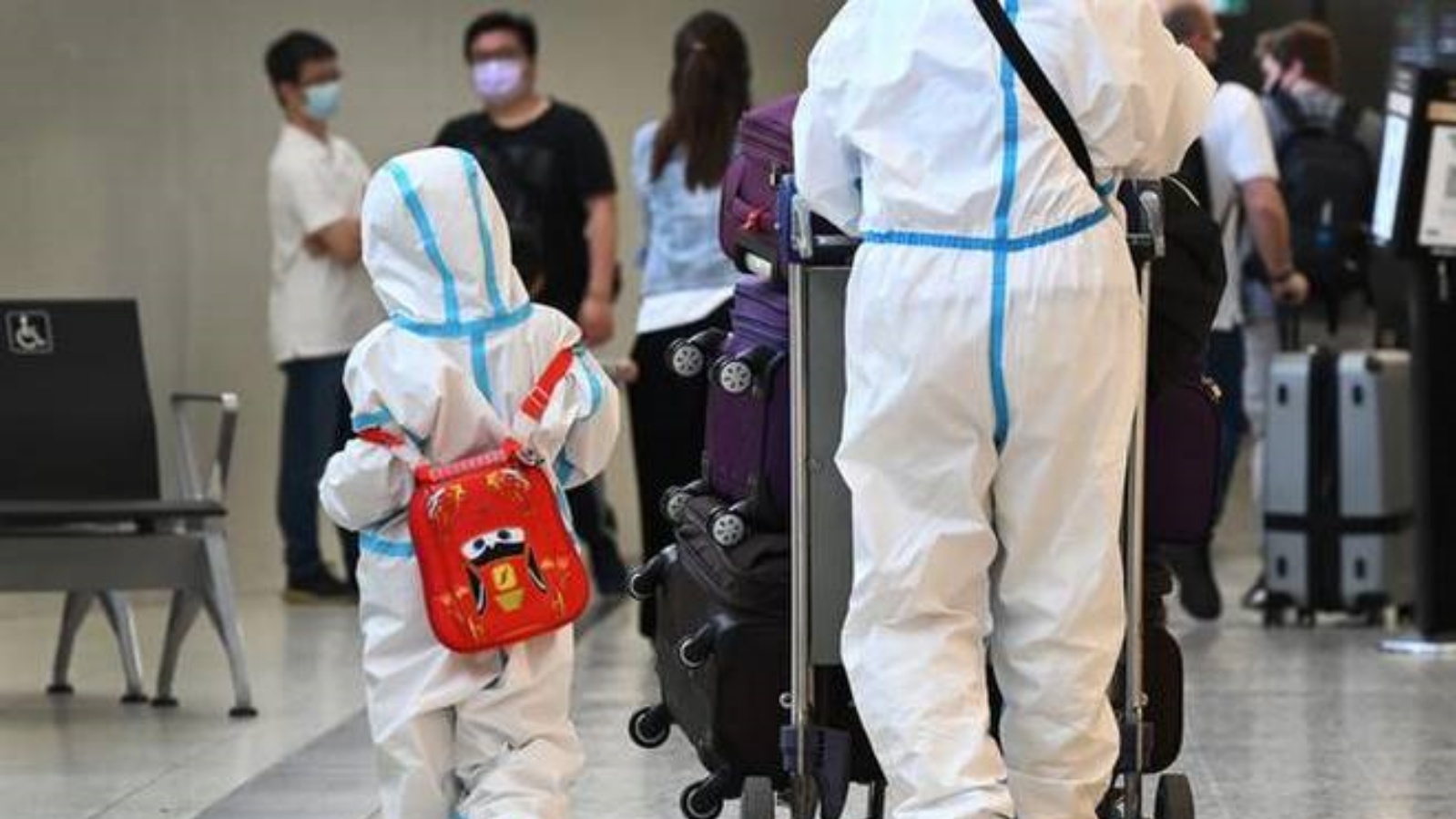 مسافرون دوليون يرتدون معدات الحماية الشخصية (PPE)، يصلون إلى مطار تولامارين في ملبورن. في 29 تشرين الثاني/نوفمبر 2021.