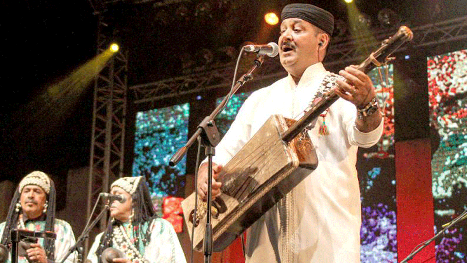 الموسيقار المغربي حميد القصري يقدم عرضاً خلال مهرجان كناوة 2019 في منطقة الصويرة الغربية المغربية. 22 حزيران/ يونيو2019