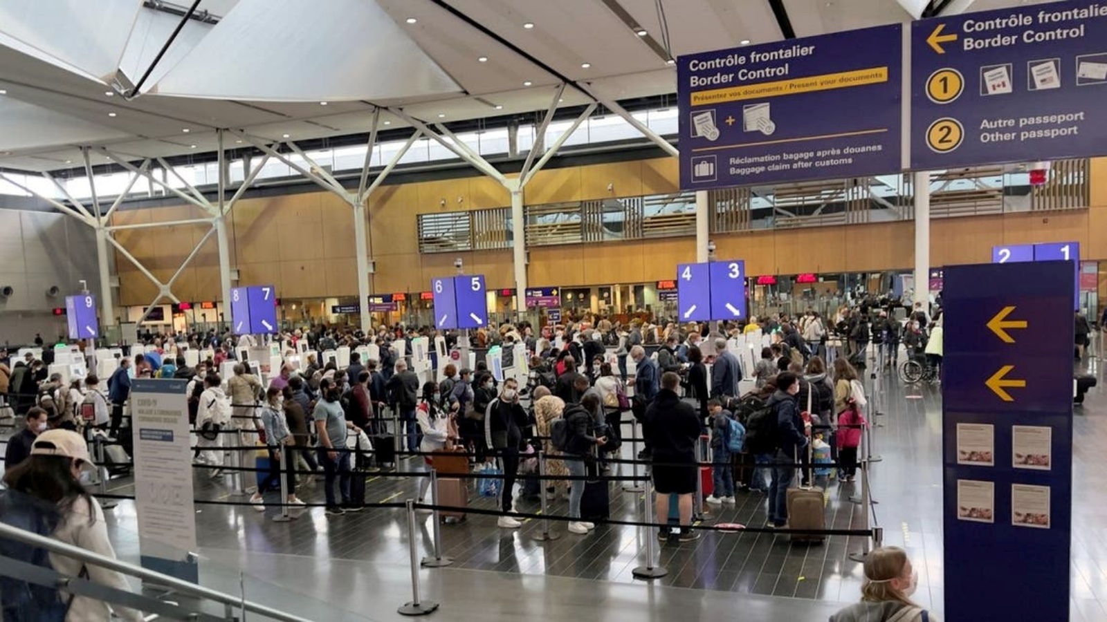 مراقبة جوازات السفر في مطار مونتريال بيير إليوت ترودو الدولي (YUL). في 3 تشرين الأول/أكتوبر 2021