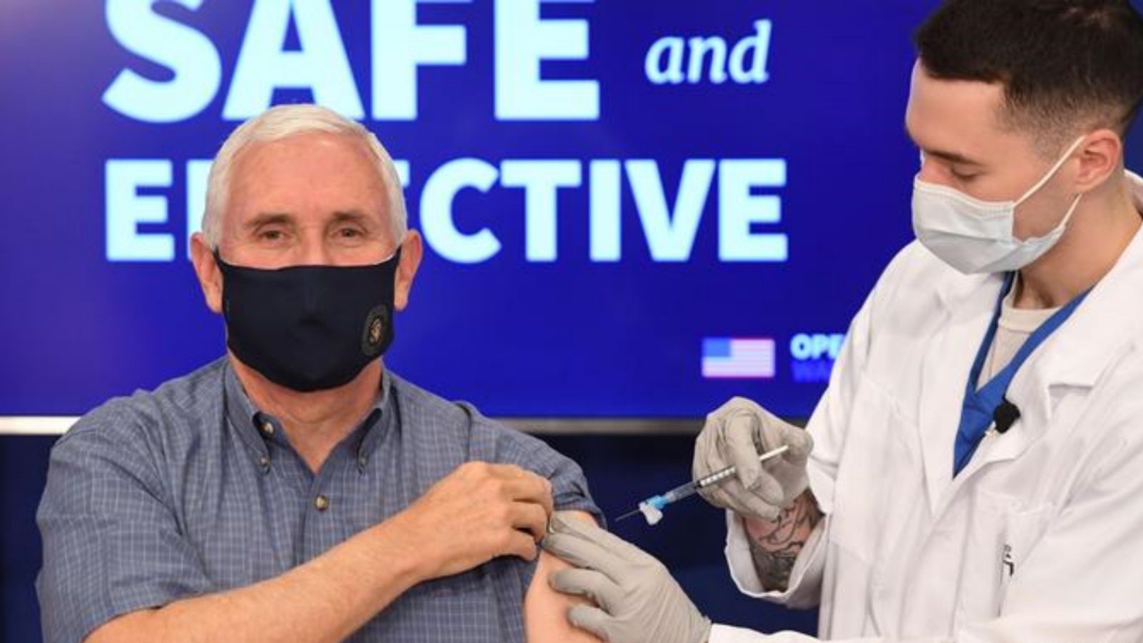 رجل يتلقى جرعة معززة من لقاح كورونا كوفيد-19 في أحد مراكز التلقيح في الولايات المتحدة الأميركية. (أرشيفية)