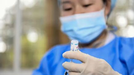 عامل طبي يحضر جرعة من لقاح فيروس كورونا في أنلونغ، في مقاطعة غيزو جنوب غرب الصين في 4 نوفمبر 2021.