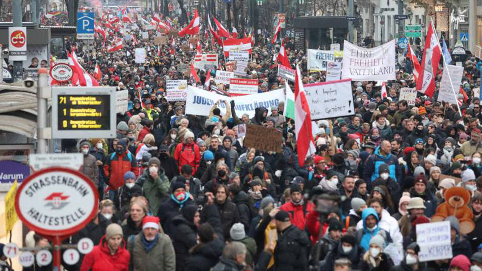 متظاهرون ضد إجراءات الحكومة النمساوية التي اتخذتها للحد من انتشار فيروس كورونا. في 11 كانون الأول/ديسمبر 2021 في فيينا، النمسا.
