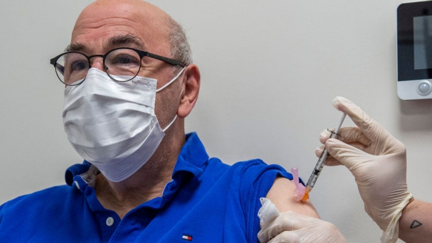 رجل يتلقى جرعة معززة من لقاح فايزر كوفيد-19 في هارتفورد، كونيتيكت، الولايات المتحدة.