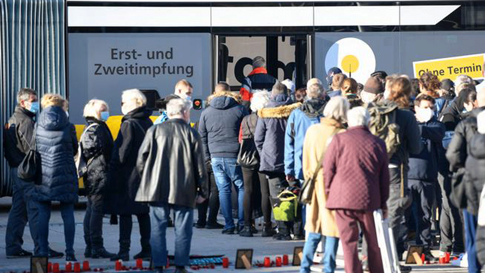 ألمان أمام مركز للتلقيح ضد كوفيد