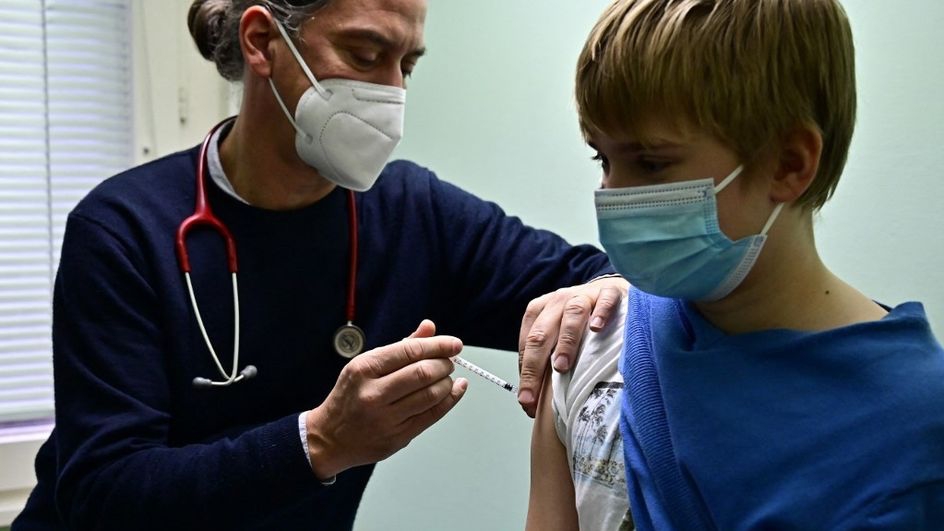 طفل يتلقى اللقاح في برلين في 14 كانون الأول/ديسمبر 2021