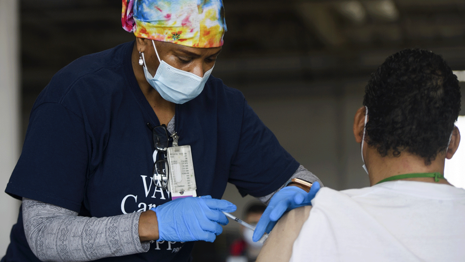 ممرضة مسجلة تدير جرعة من لقاح Covid-19 في غاردينا ، كاليفورنيا في 17 أبريل 2021 