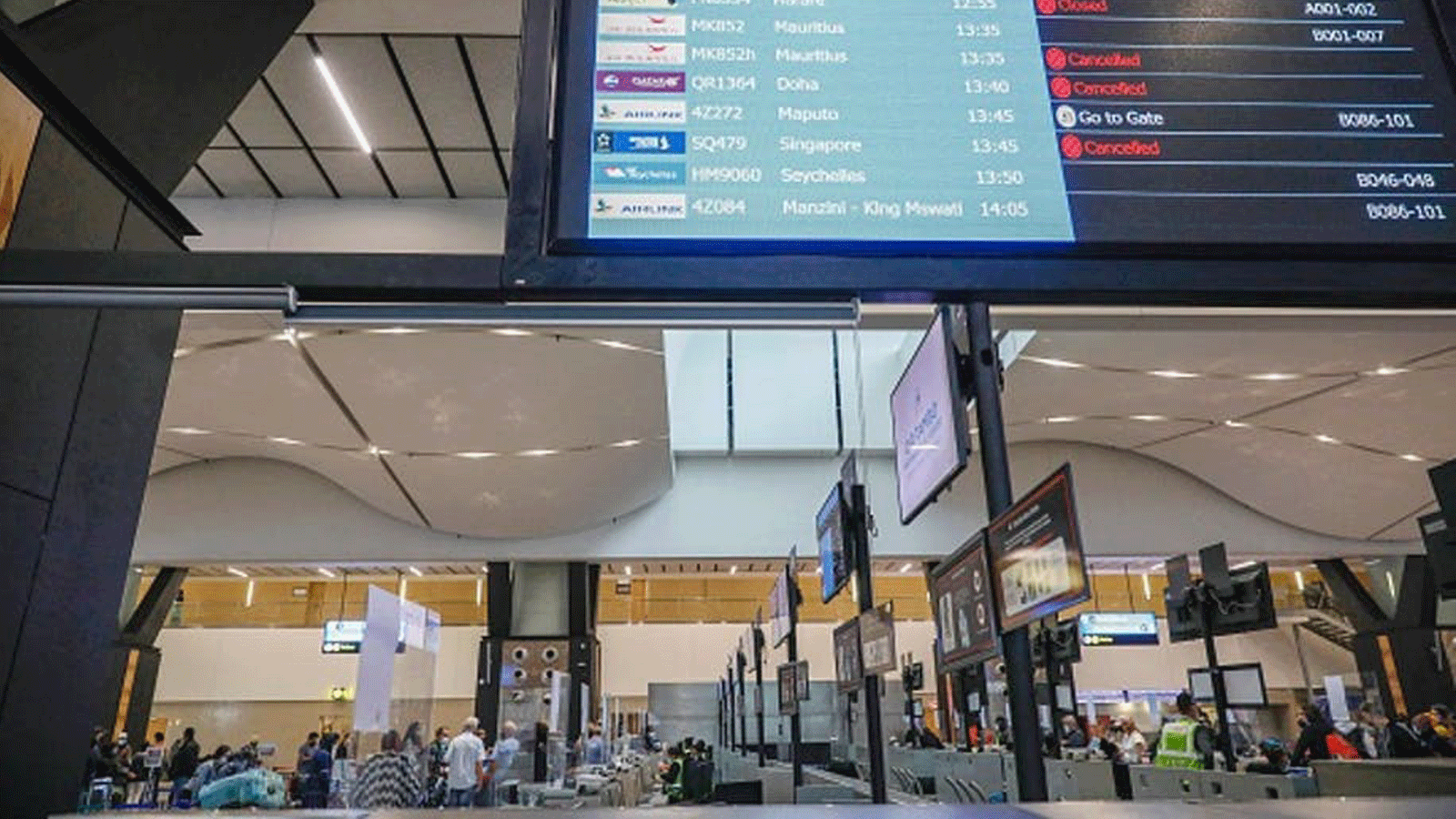 مشاهد في مطار أو آر تامبو الدولي بجنوب أفريقيا بعد إعلان حظر الطيران الأول