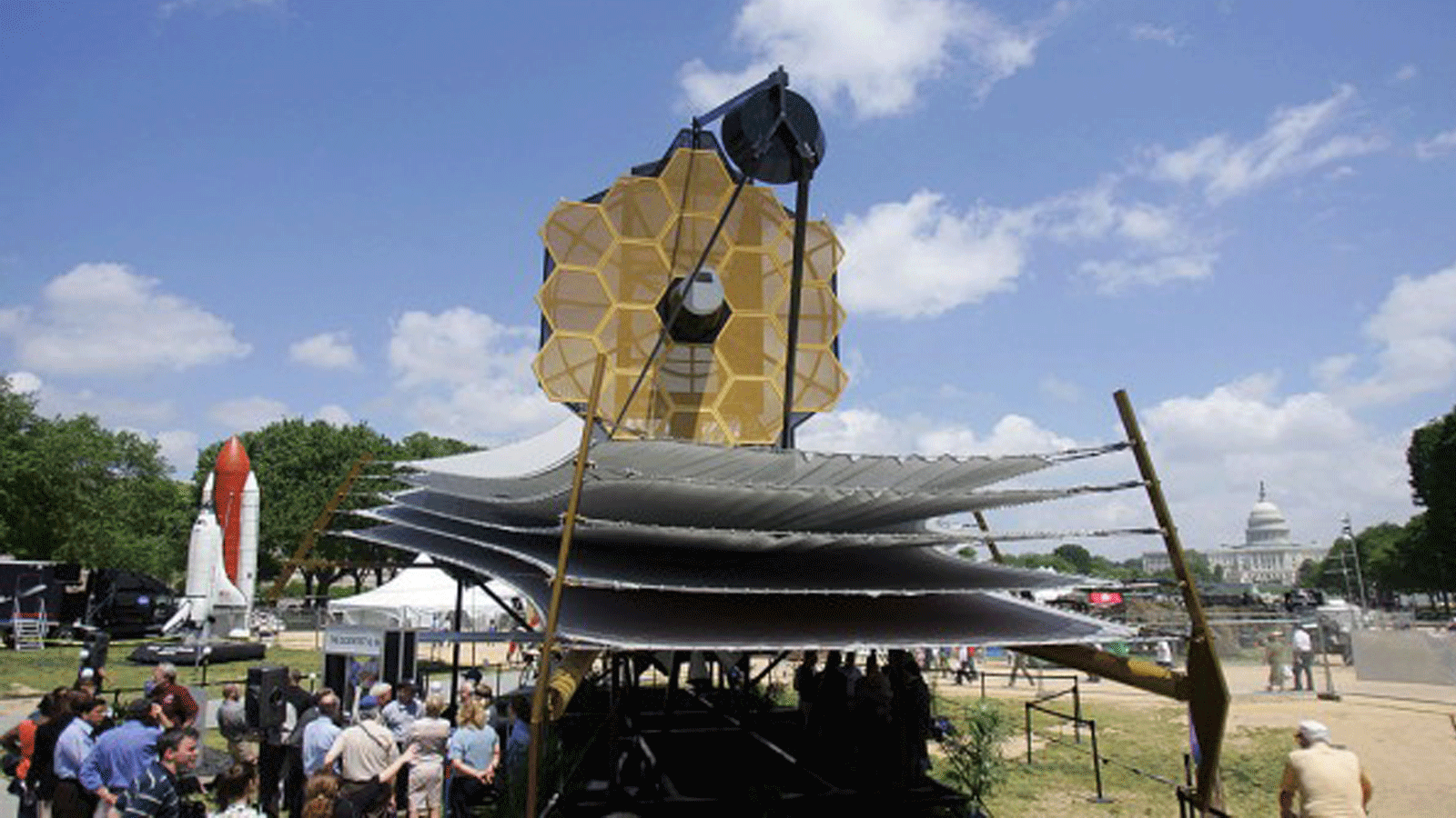  نموذج كامل الحجم لتلسكوب جيمس ويب الفضائي في ناشونال مول خارج متحف سميثسونيان للطيران والفضاء. في 10 أيار/مايو 2007، في واشنطن العاصمة.