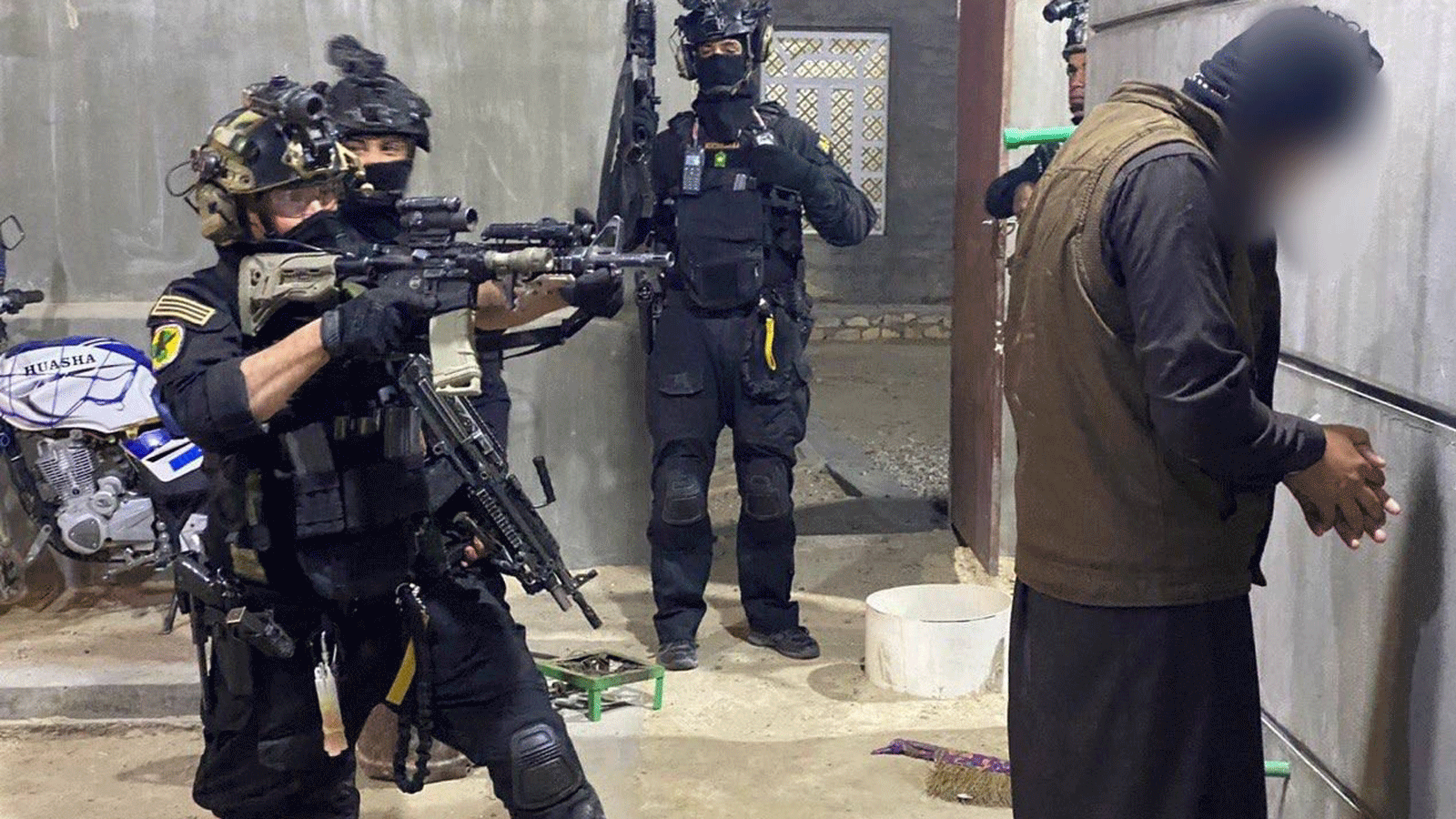 عناصر جهاز مكافحة الارهاب العراقي خلال اعتقالهم الخميس 16 كانون الاول/ ديسمبر 2021 أحد ارهابيي داعش