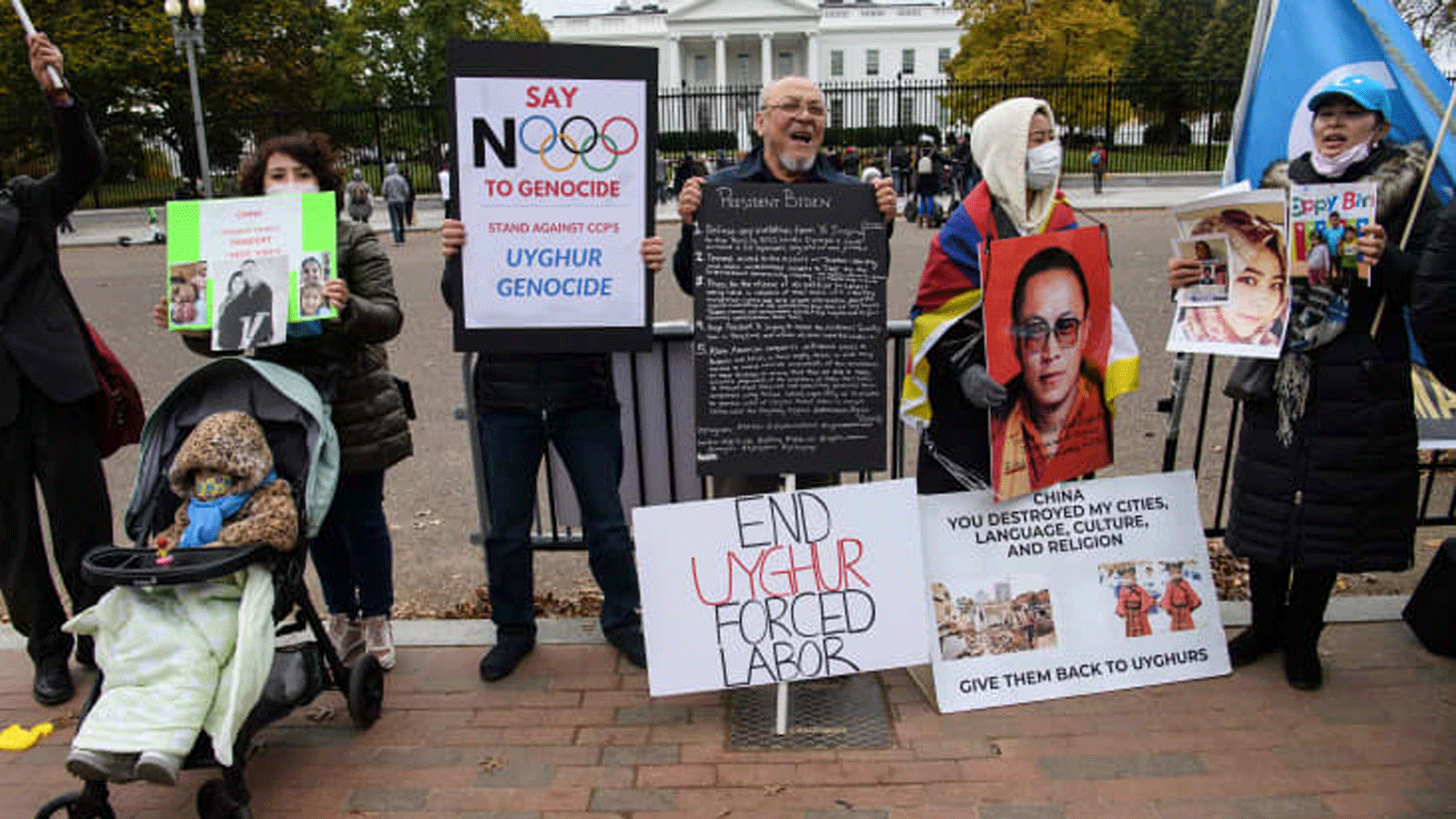متظاهرون أمام البيت الأبيض في واشنطن العاصمة في 14 تشرين الثاني/نوفمبر 2021 يطالبون الرئيس الأمريكي جو بايدن على دعم حقوق الإنسان وحماية أقلية الأويغور المسلمة في شينجيانغ