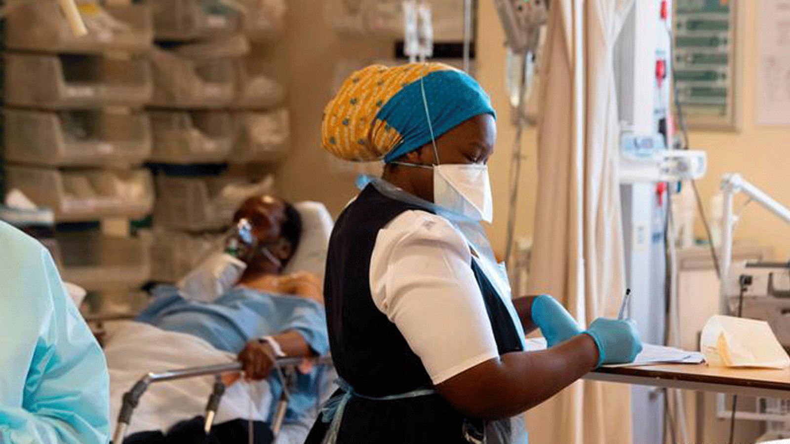 ممرضة تعاين مريضاً بكورونا في جنوب أفريقيا