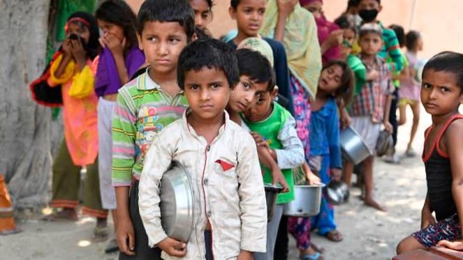 أطفال من حي فقير في الهند يقفون في طابور للحصول على طعام مجاني بعد أن خففت الحكومة من الإغلاق على مستوى البلاد، في نيودلهي في 15 يونيو 2020.