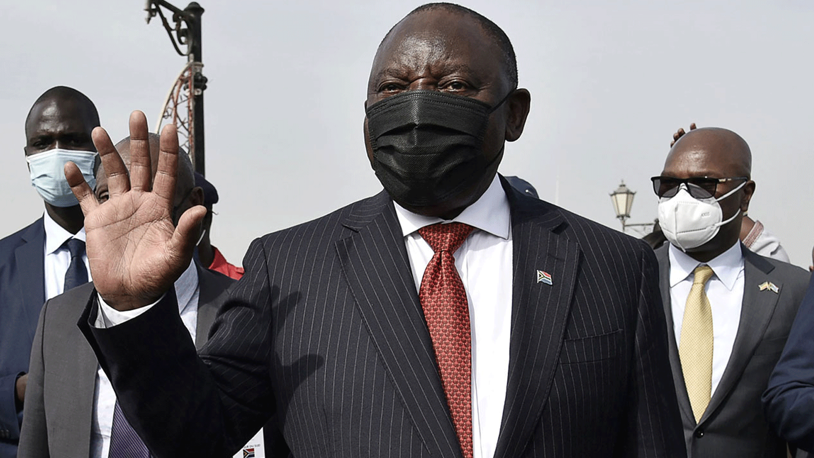 صورة تم التقاطها في 7 كانون الأول/ديسمبر 2021 لرئيس جنوب أفريقيا سيريل رامافوزا عند وصوله إلى جزيرة جوري، قبالة ساحل داكار، خلال زيارة رامافوزا الرسمية إلى السنغال، كجزء من جولة في غرب أفريقيا. 