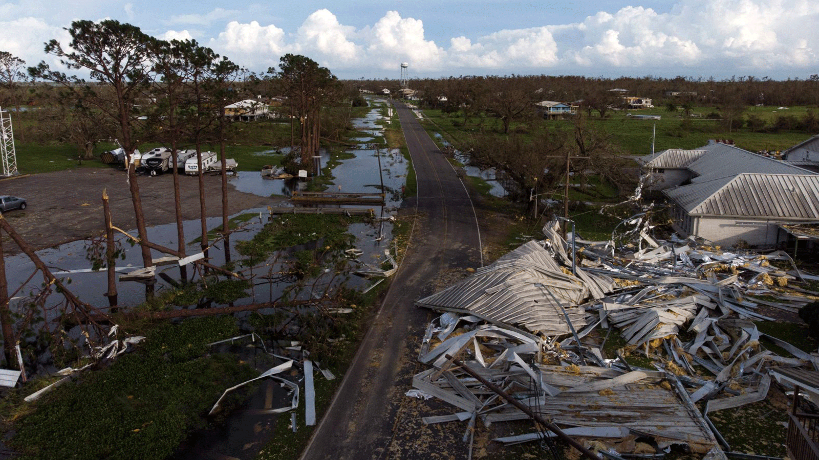 الأضرار التي لحقت بمدينة بوانت أو تشينز بعد أن وصل إعصار إيدا إلى اليابسة، بالقرب من مونتيغوت، لويزيانا، الولايات المتحدة. 30 آب/أغسطس 2021