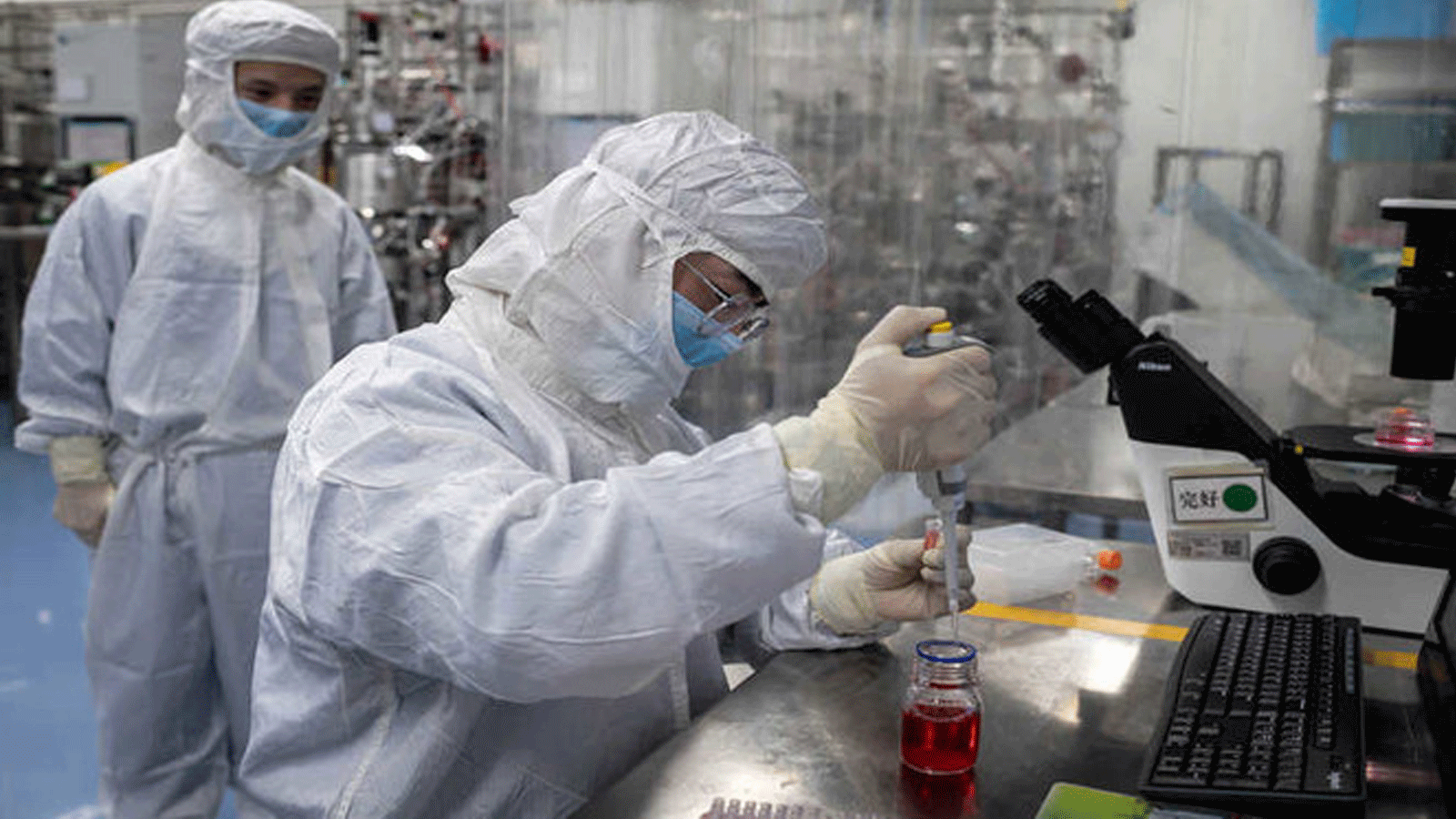 مهندسٌ يأخذ عينات من خلايا الكلى للقرد لاختبار لقاح تجريبي للفيروس التاجي، داخل مختبر Cells Culture Room في منشآت Sinovac Biotech في بكين ، الصين.