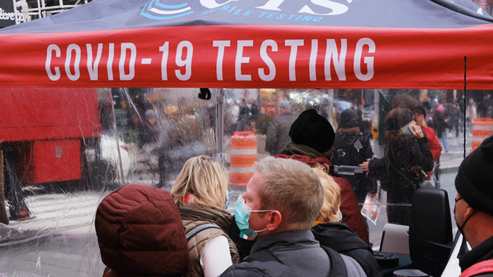  الناس ينتظرون في طابور لإجراء اختبار COVID-19 في منشأة اختبار في تايمز سكوير. 9 كانون الأول/ديسمبر 2021 في مدينة نيويورك.