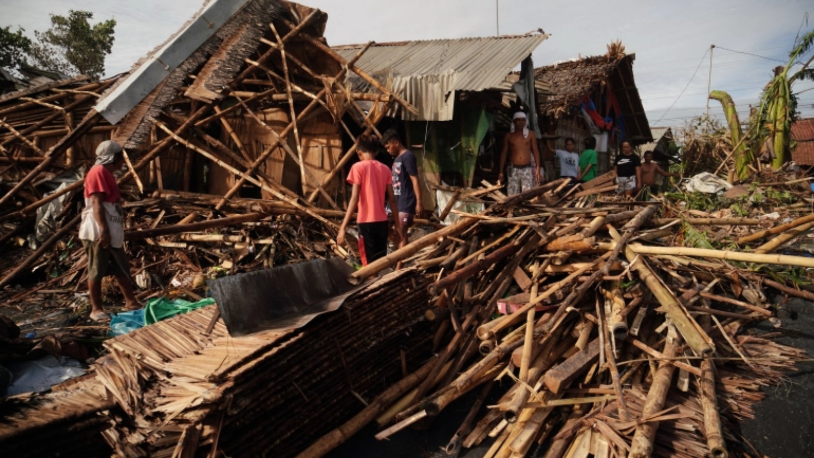 السكان ينقذون ما تبقى من منازلهم المدمرة في بلدة دولاغ الساحلية في مقاطعة لايتي في 17 كانون الأول/ديسمبر 2021، بعد يوم من ضرب الإعصار راي