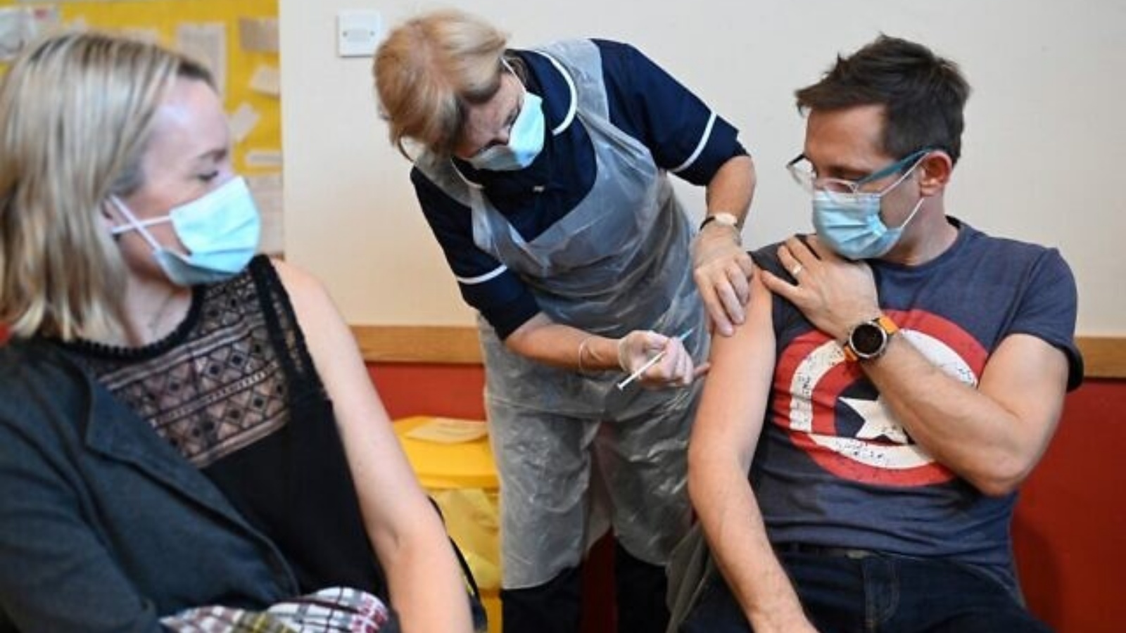 رجل يتلقى جرعة من لقاح فايزر كوفيد 19 في عيادة التطعيم التي أقيمت في كنيسة سانت كولومبا في شيفيلد في 15 كانون الأول/ديسمبر 2021 بينما تكثف المملكة المتحدة حملة الدولة الداعمة لمحاربة 