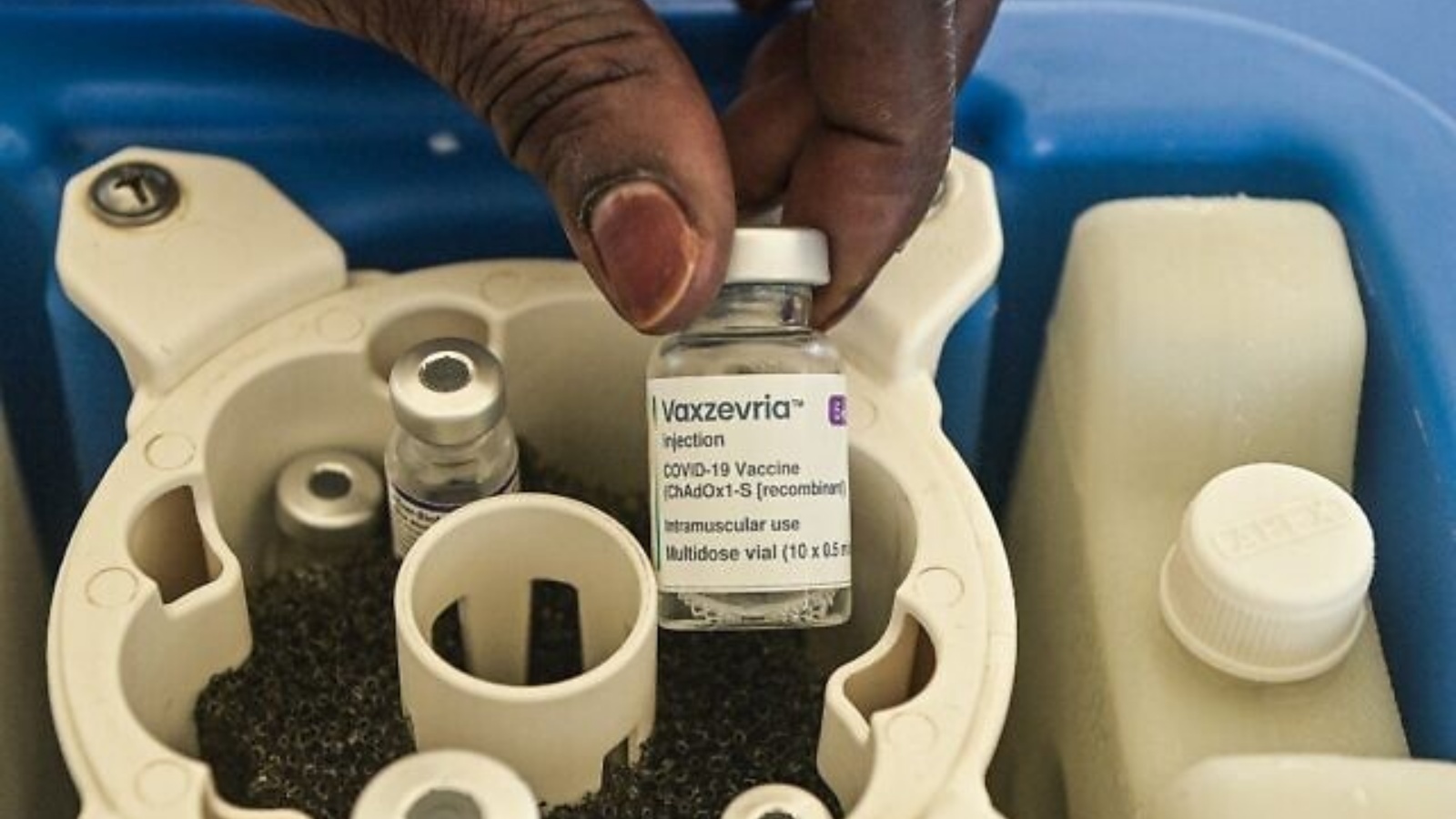 عامل رعاية صحية يحضر جرعة من لقاح كوفيد 19 أسترازينيكا، خلال تطعيم جماعي في نيروبي، في 16 كانون الأول/ديسمبر 2021.