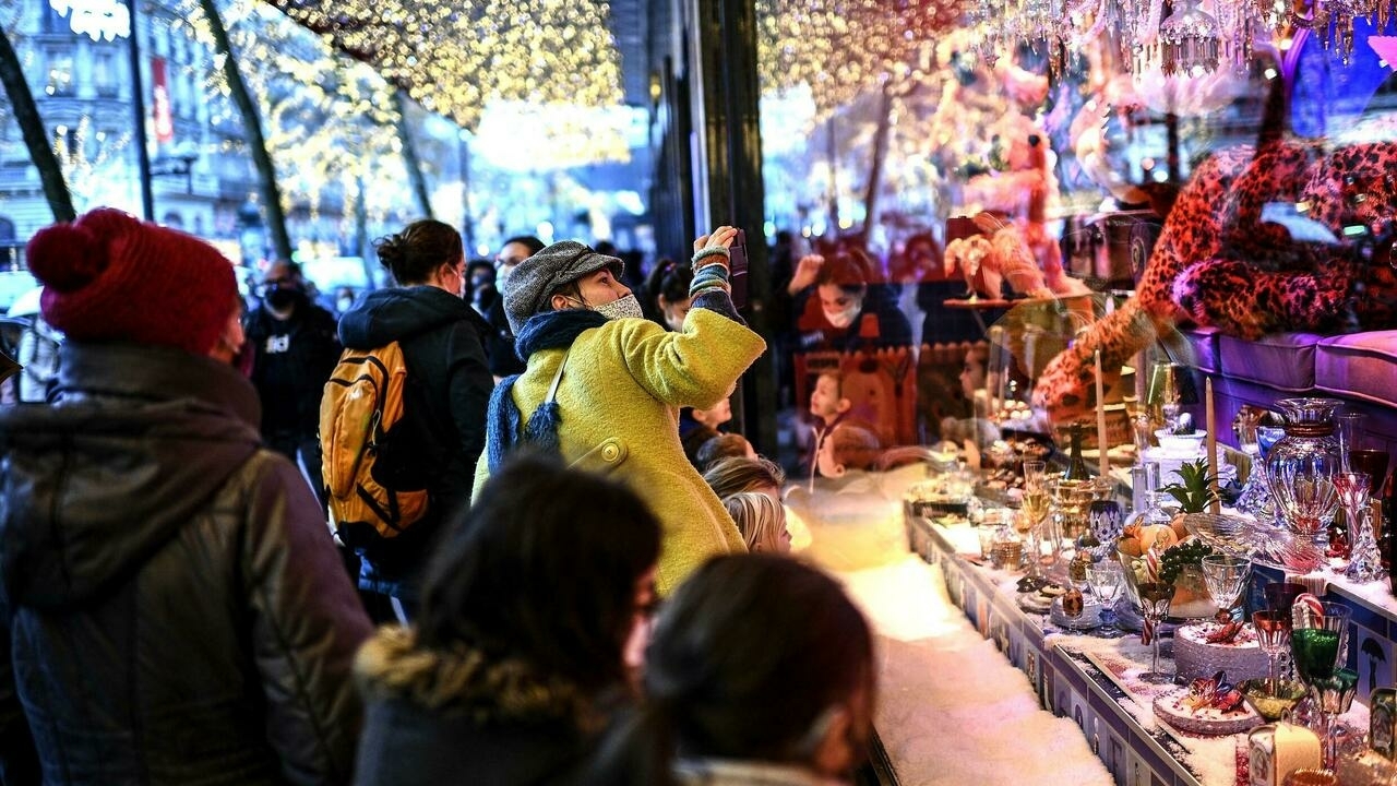 الفرح يسابق الخوف من أوميكرون في فرنسا التي تستعد لاستقبال عيد الميلاد بعد أيام