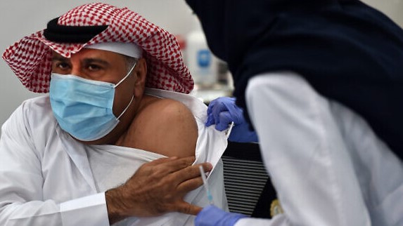صورة من الأرشيف لمواطن سعودي يتلقى اللقاح المضاد لكورونا