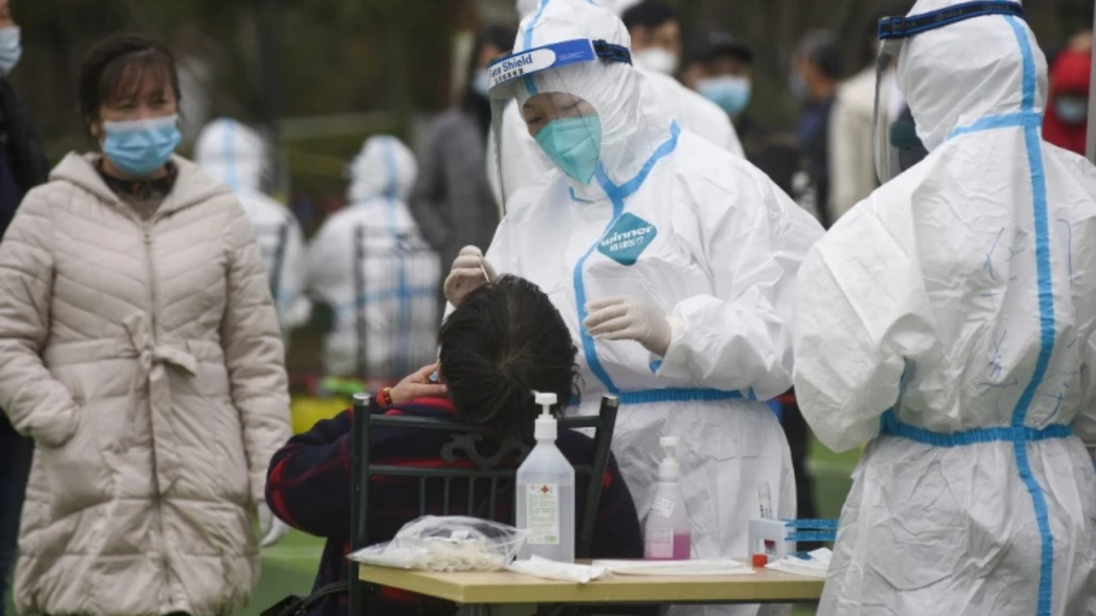 مواطن يخضع لاختبارات الحمض النووي لفيروس كورونا كوفيد 19 في مقاطعة تشجيانغ بشرق الصين الأسبوع الماضي