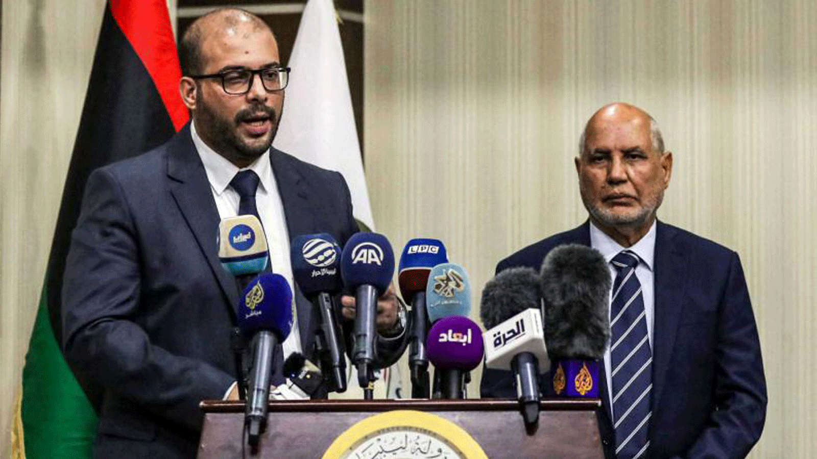 عمر بوشاح (إلى اليسار) نائب رئيس مجلس الدولة الليبي ونائب الرئيس محمد أمزاب (يمين) خلال مؤتمر صحفي حول الانتخابات المقبلة في طرابلس. 8 كانون الأول/ ديسمبر 2021.