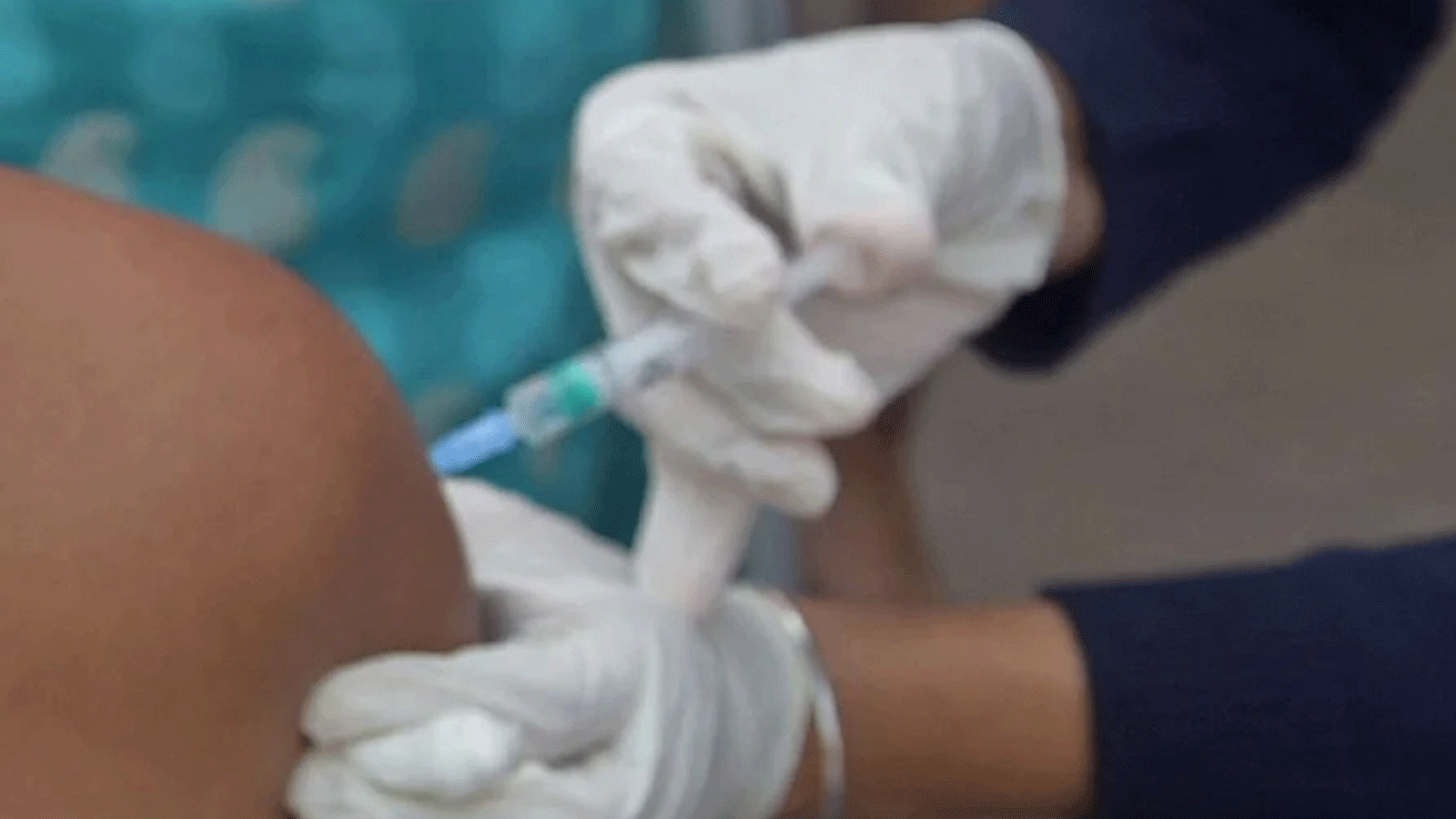 رجل يتلقى جرعة من لقاح Covishield ضد Covid-19 في معسكر تطعيم نظمته جمعية All India Handicap Association في أحمد آباد