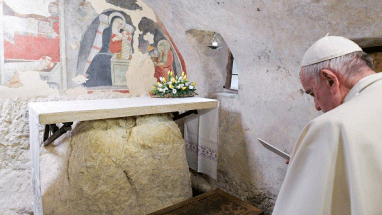 البابا فرانسيس يؤدي الصلاة في مكان مغارة الميلاد الأولى