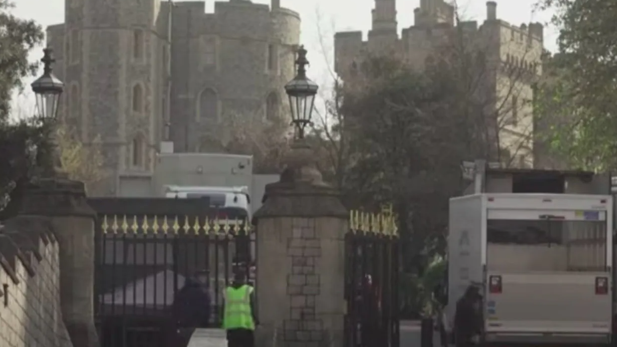 المداخل الرئيس لقلعة وندسور مقر اقامة ملكة بريطانيا حاليا 