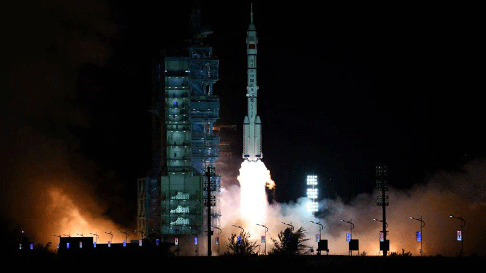 صاروخ حامل من طراز Long March-2F ينطلق من مركز جيوتشيوان لإطلاق الأقمار الصناعية في صحراء غوبي في شمال غرب الصين، في 16 تشرين الأول/أكتوبر 2021.