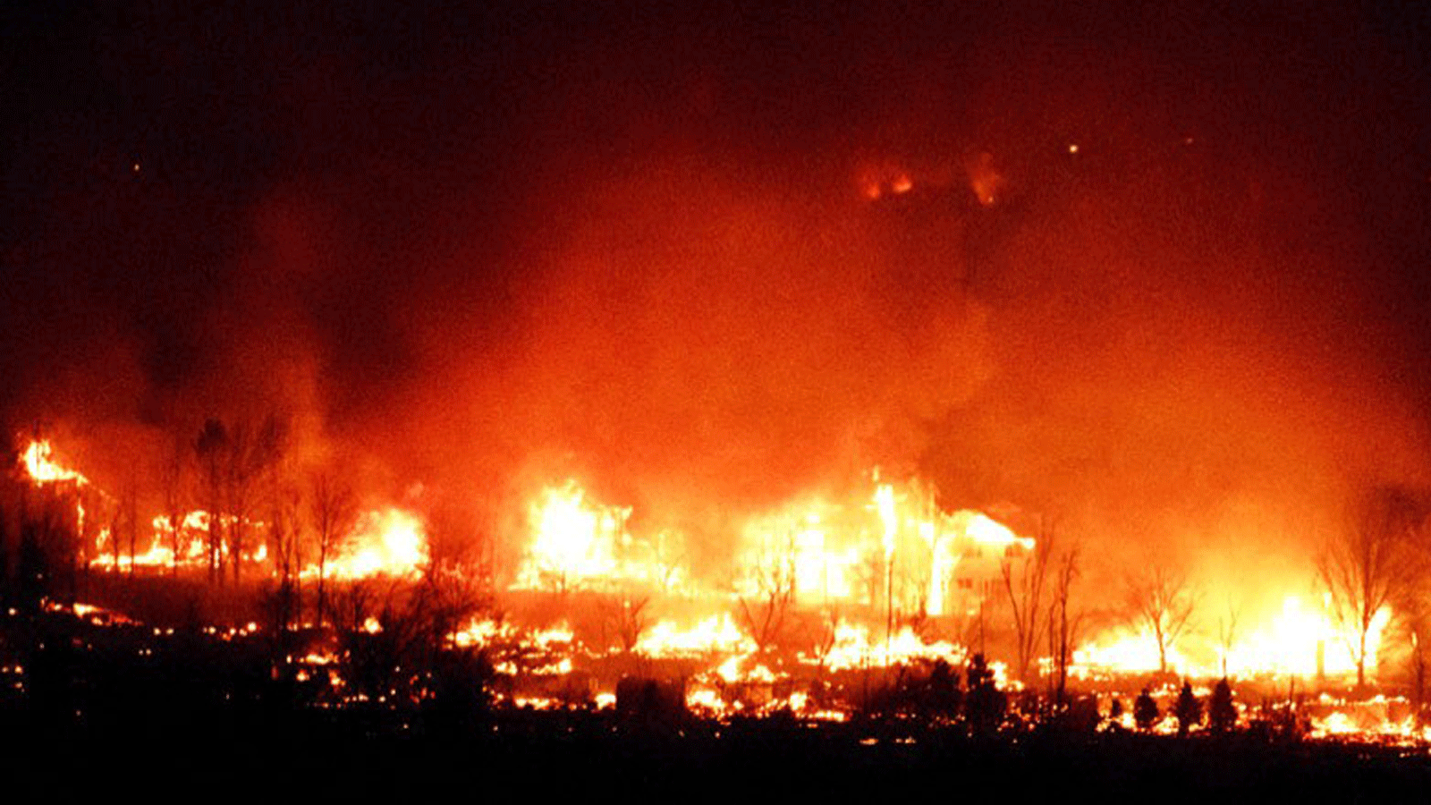 النيران تبتلع المنازل بينما ينتشر حريق مارشال عبر أحد الأحياء في بلدة سوبريور في مقاطعة بولدر، كولورادو 30 كانون الاول/ ديسمبر 2021
