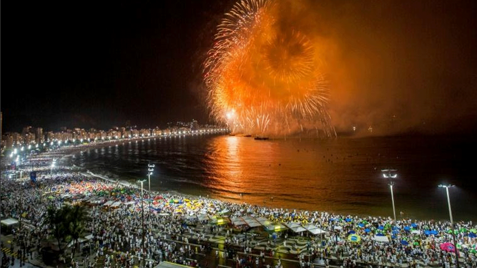 إطلاق ألعاب نارية ضخمة على شاطئ كوباكابانا احتفالاً بليلة رأس السنة الجديدة في ريو دي جانيرو