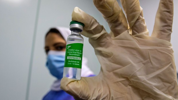 عاملة طبية مصرية تحمل زجاجة من لقاح أوكسفورد-أسترازينيكا في 4 مارس 2021 في القاهرة