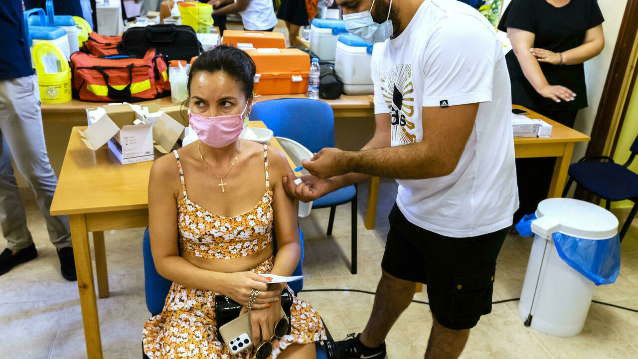 امرأة تتلقى اللقاح المضاد لكورونا في ايانابا في 29 تموز/يوليو 2021