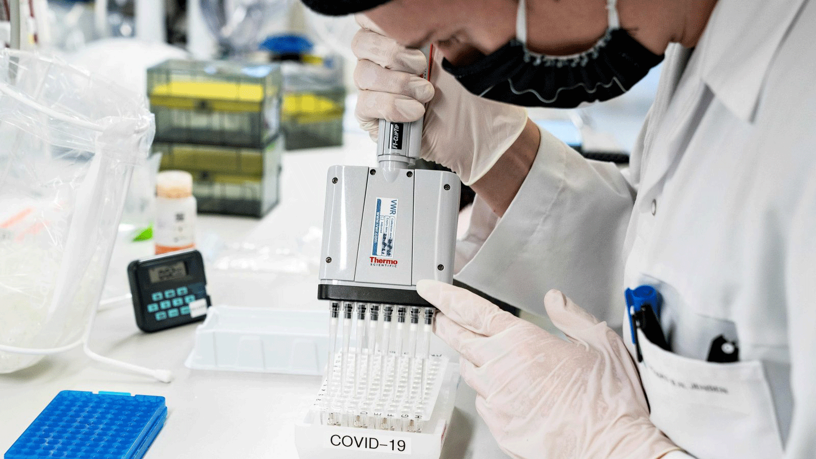 يقوم الباحثون في جامعة ألبورج بفحص وتحليل عينات فيروس كورونا الإيجابية لمجموعة متغير الفيروس B117 من المملكة المتحدة، في ألبورج، الدنمارك. 15 كانون الثاني/ يناير 2021