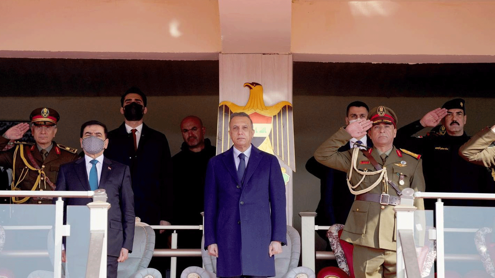 الكاظمي في ذكرى تأسيس الجيش العراقي راعياً لحفل تخرج مجموعة من طلاب الكلية العسكرية. الخميس 6 كانون الثاني/ يناير 2022 (مكتبه)