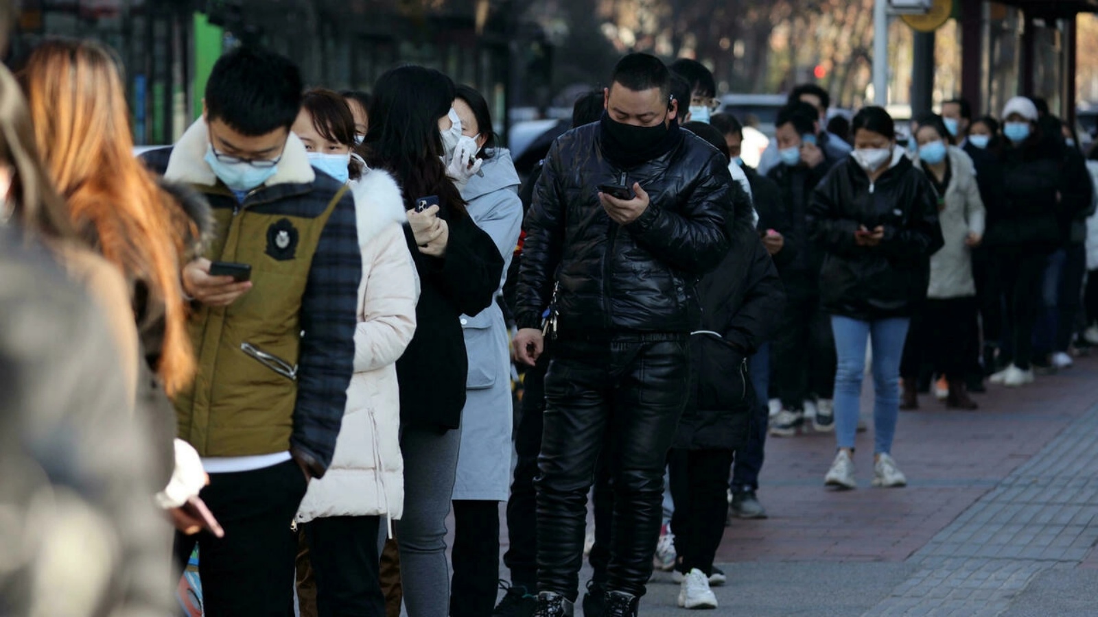 طابور من الأشخاص ينتظرون لإجراء فحص كورونا كوفيد-19 في مدينة تشنغتشو في وسط الصين