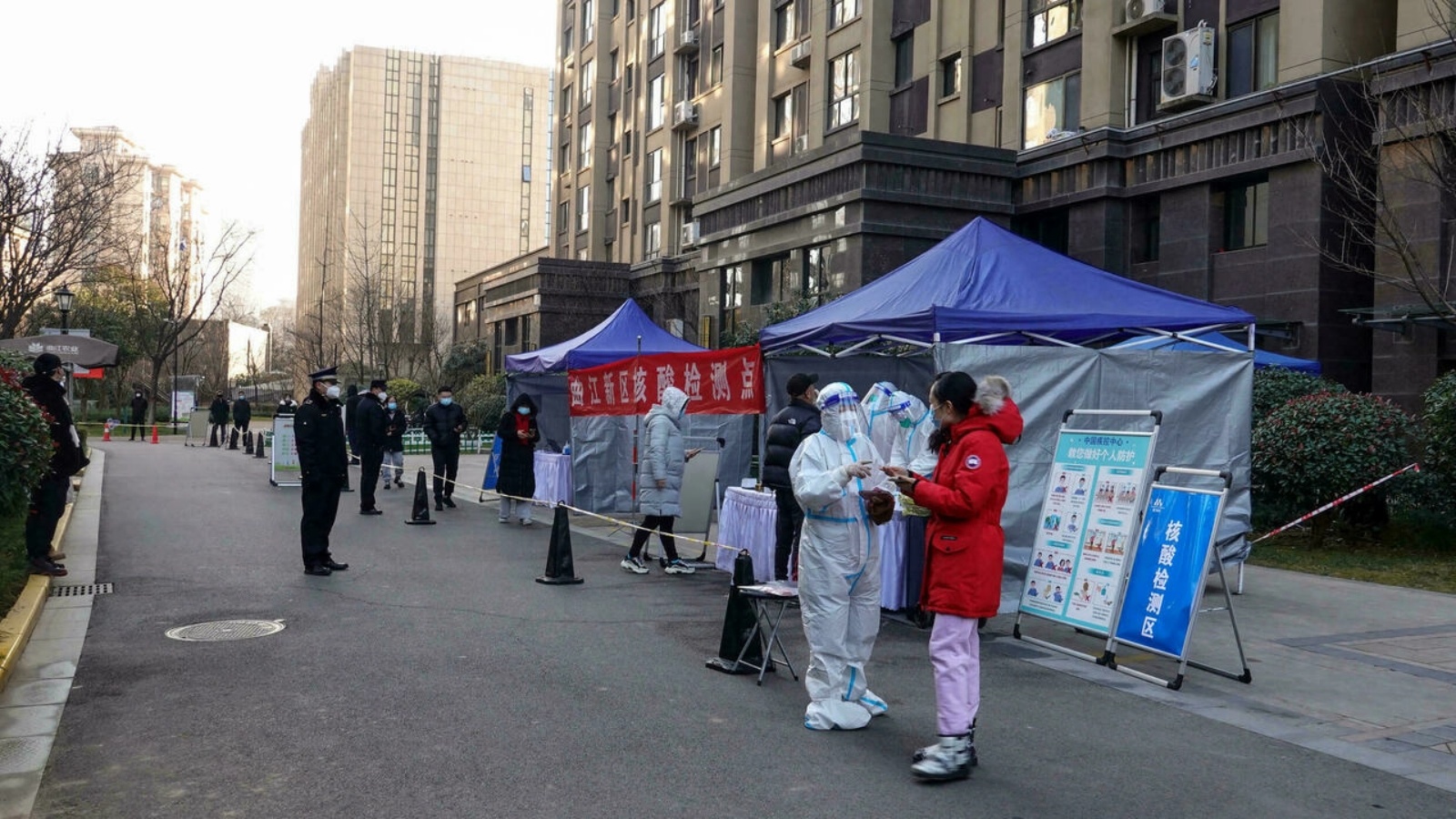 أشخاص يقفون في طابور لإجراء فحص الكشف عن كوفيد في مدينة شيآن في شمال الصين في 29 كانون الأول/ديسمبر 2021 