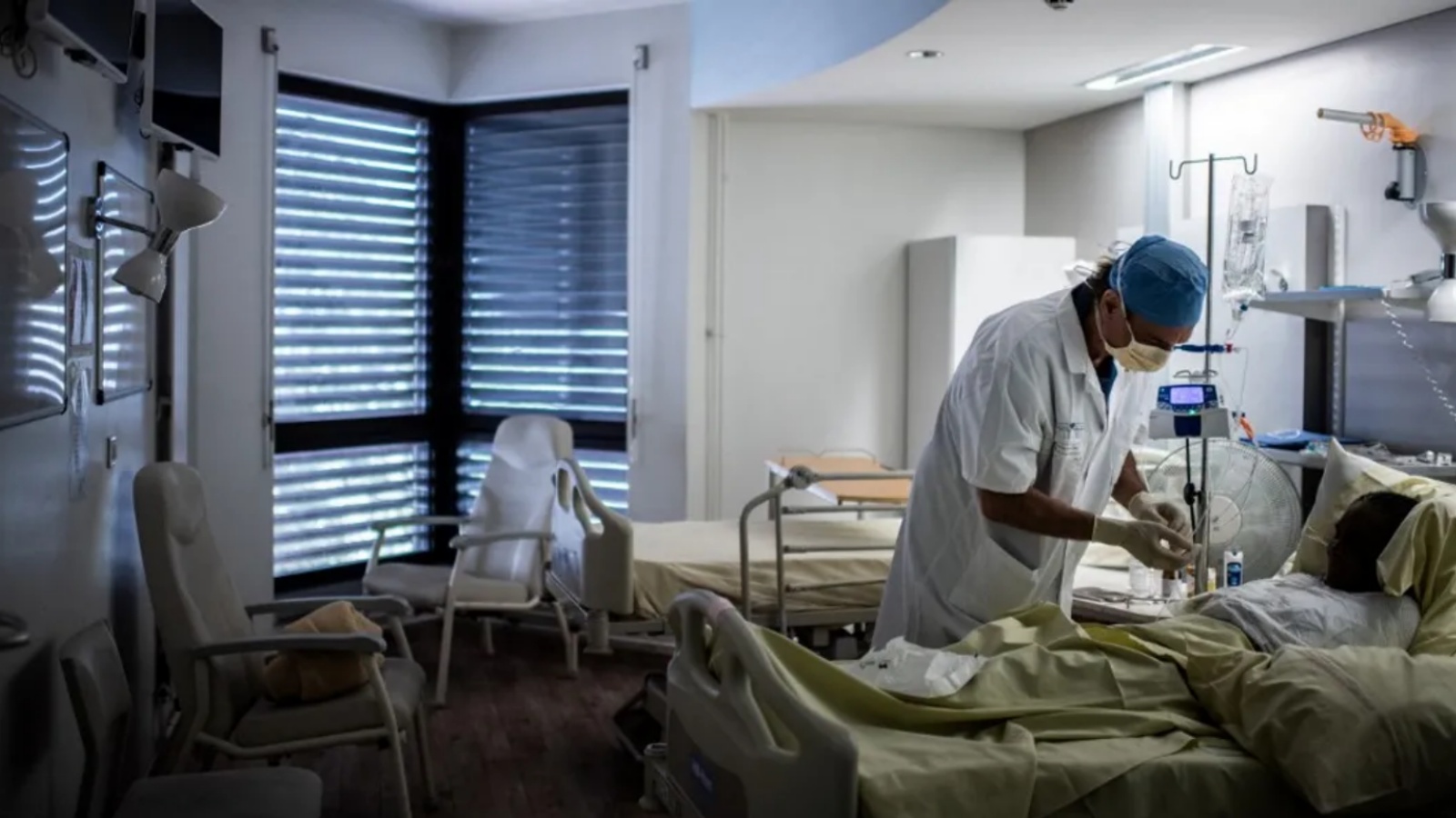 طبيب يعاين مريضاً في غرفة في أحد المستشفيات (توضيحية)