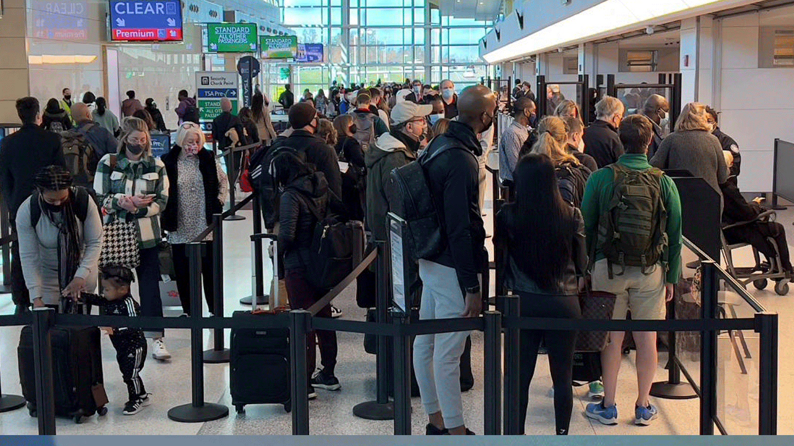 الناس يصطفون في أحد مطارات الولايات المتحدة حيث يتعين على جميع المسافرين الذين يصلون إلى الولايات المتحدة إظهار اختبار COVID-19 سلبي. ويجب إجراء الاختبار في غضون يومٍ واحد قبل المغادرة.
