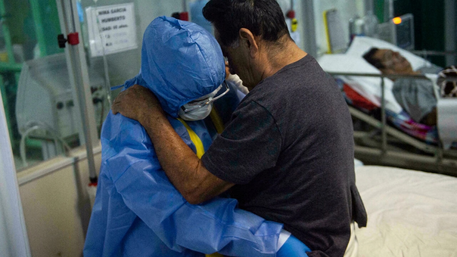 ممرضة تساعد مريض بكوفيد في وحدة العناية المشددة بمستشفى في سويانا بشمال البيرو، في 19 تشرين الأول/أكتوبر 2021