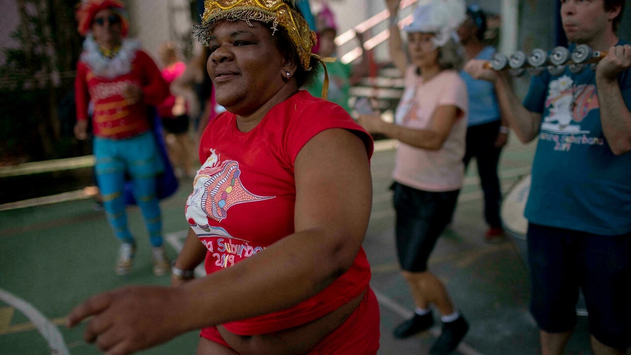 الراقصات من مجموعة كرنفال شارع Loucura Suburbana في بروفة في ريو دي جانيرو. البرازيل، في 14 كانون الثاني/يناير 2020