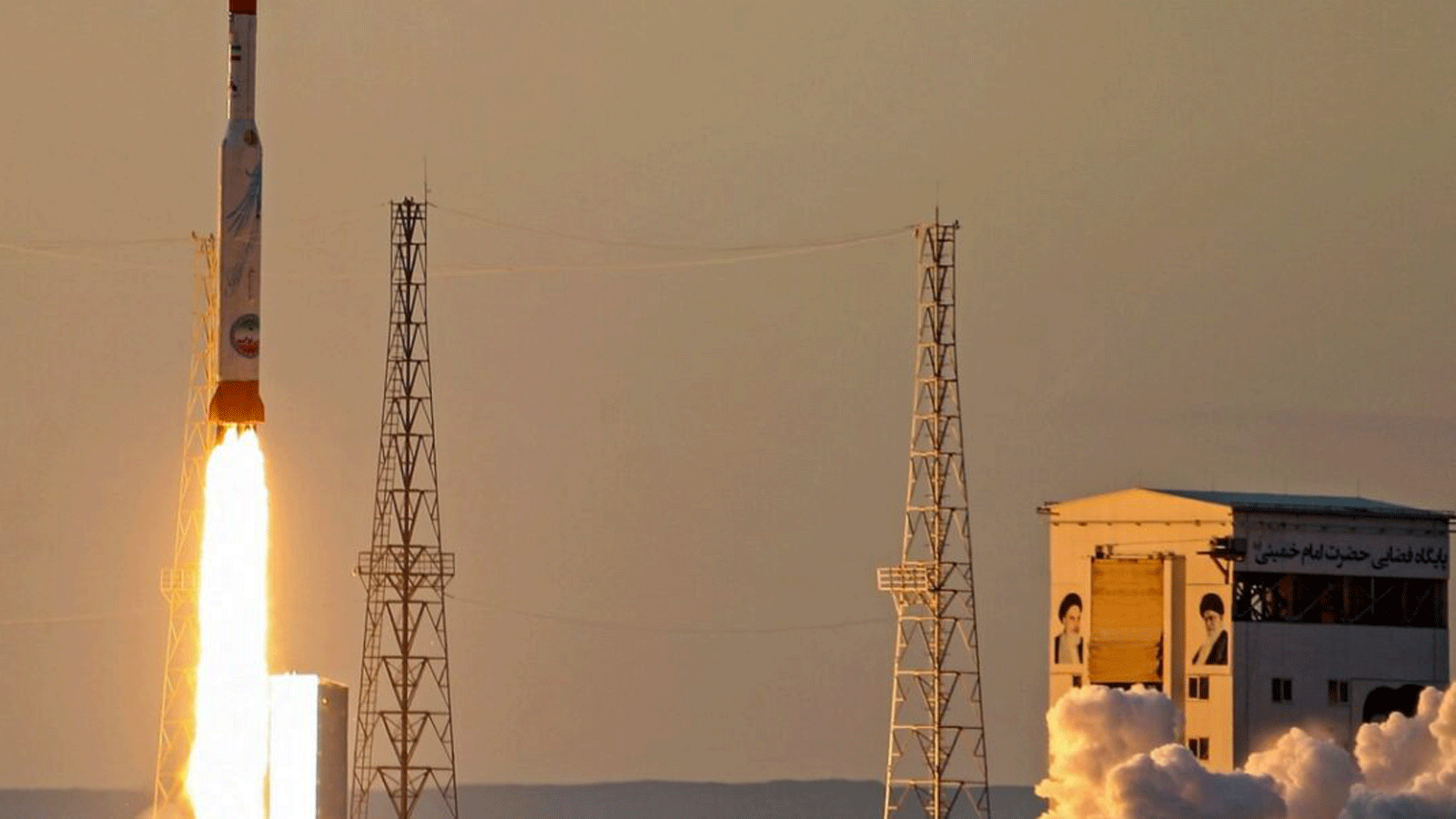  صورة نشرتها وزارة الدفاع الإيرانية في 30 كانون الأول/ديسمبر 2021 لصاروخ قمر صناعي من طراز Simorgh وهو ينطلق أثناء إطلاقه في مكان مجهول في إيران.