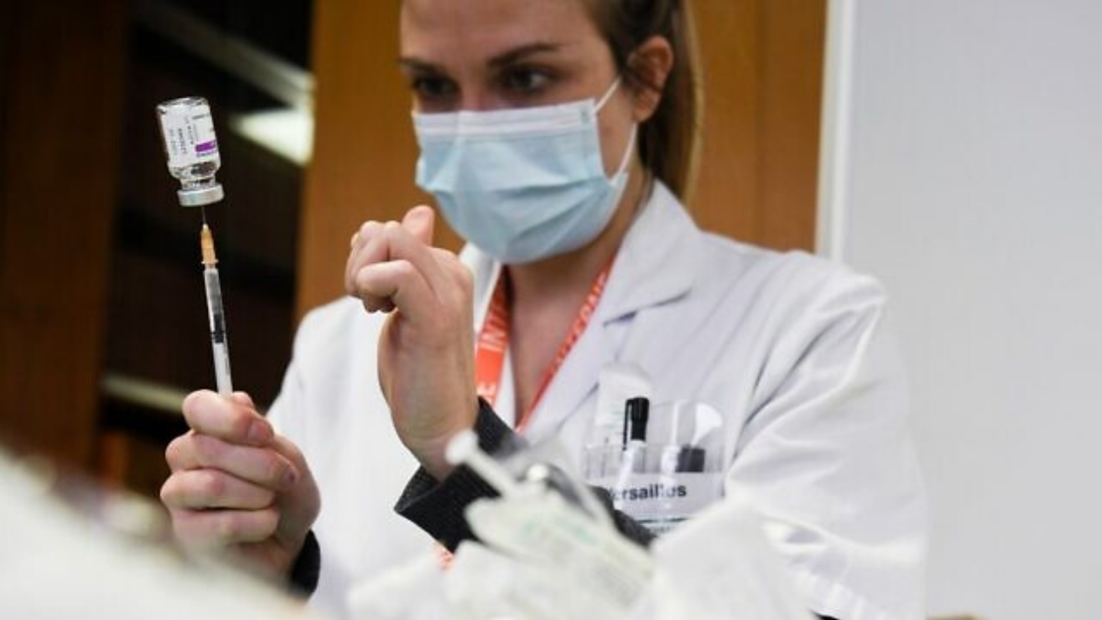 عاملة صحة تقوم بتجهيز جرعة من لقاح كوفيد-19 أسترازينيكا، في مستشفى Mignot في Le Chesnay، بالقرب من باريس، في 7 فبراير 2021